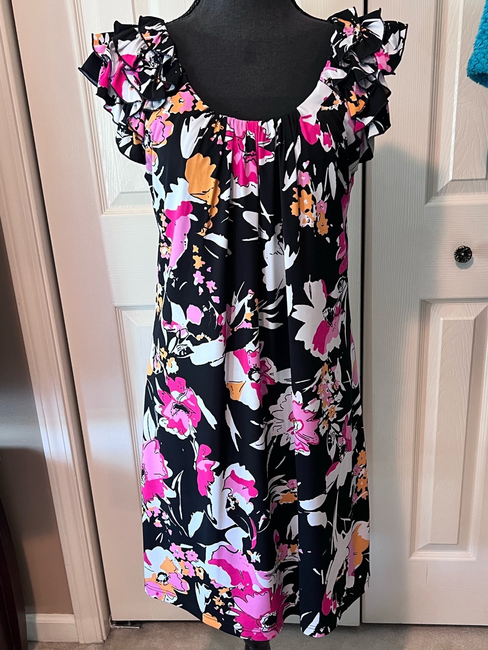 NWOT madison leigh Black Floral Ruffle Sleeve Dress women’s size 10